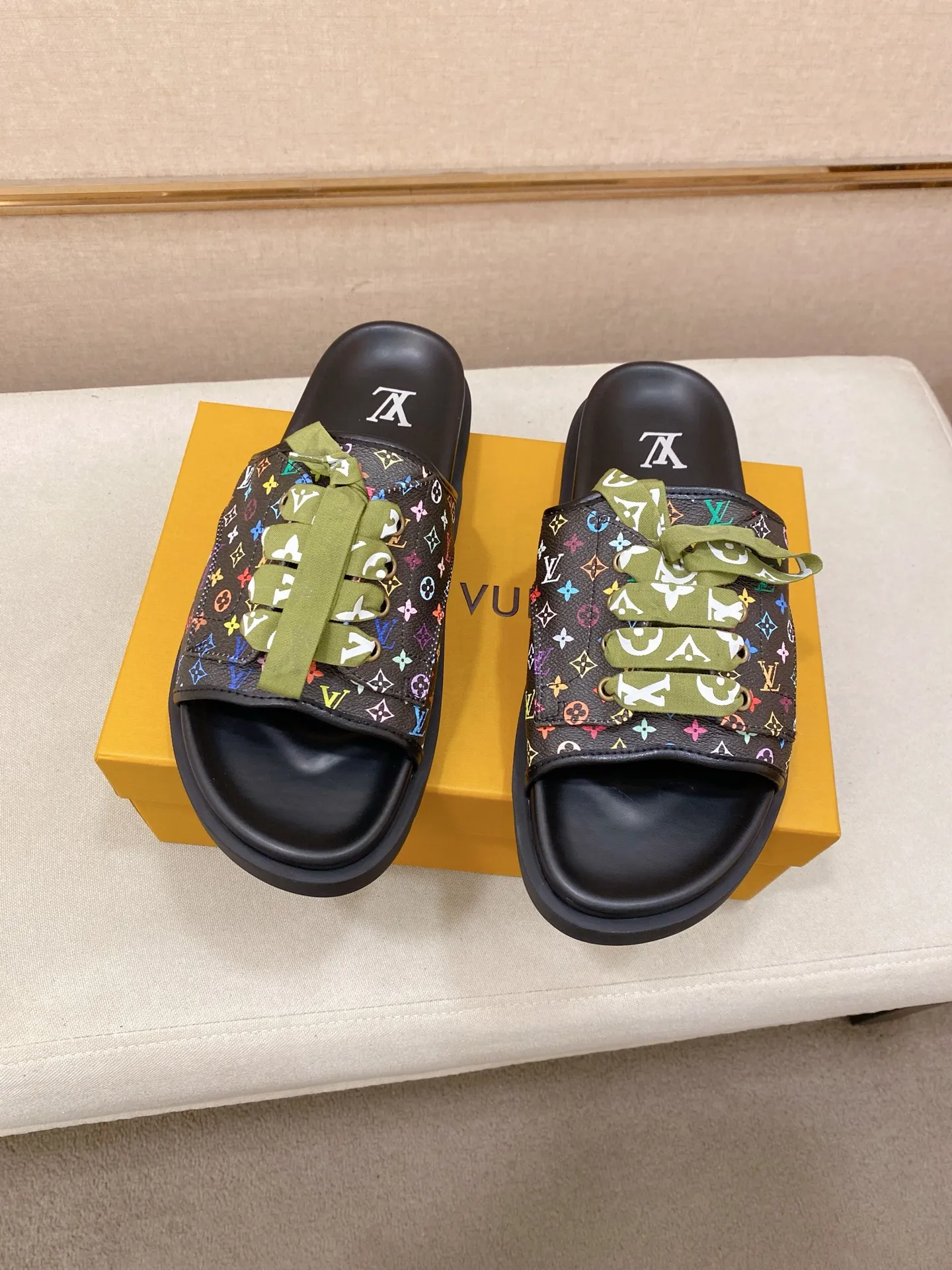 Men's shoes 💰: 340💰Made by LV🔍Top purchasing agents. Men's spring and summer slippers are available at the same counter. The uppers are imported cowhide from Italy, with logo graphics and high-quality craftsmanship. Soles: original soles specially provided by the original factory. Exclusive movable molded soles are super comfortable. Original goods follow orders. 🔍🔍High quality. You can enter and exit the counter at will. Welcome to compare. Size 38-44.